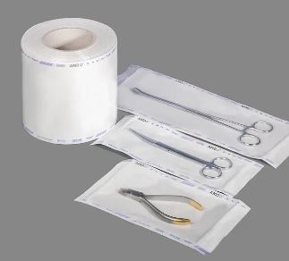 In che modo il materiale Tyvek migliora le proprietà di barriera microbica degli imballaggi per la sterilizzazione?