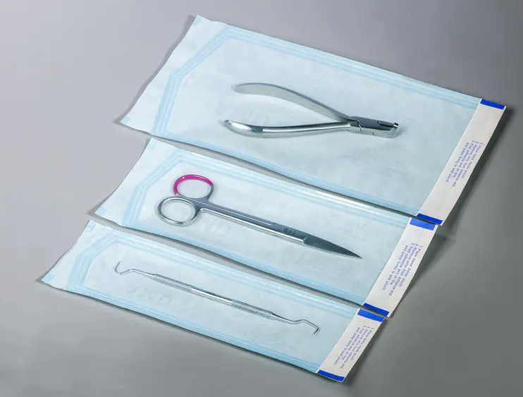 In che modo le buste per sterilizzazione autosigillanti garantiscono la barriera sterile dei dispositivi medici?